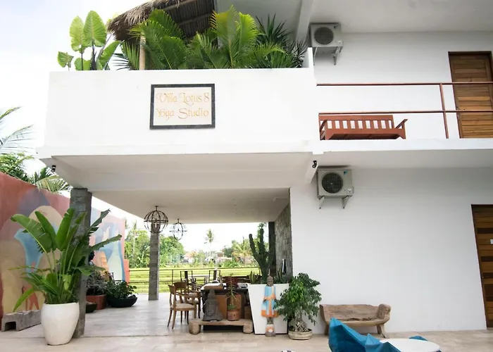 Lotus 8 Hotel